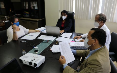 La vicerrectora de la Univedrsidad de Guayaquil, Sofía Lovato, se reunió con los decanos de las facultades de Jurisprudencia y Filosofía.