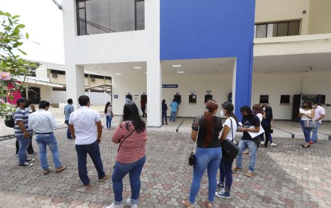 La semana pasada, cientos de egresados acudieron a la Universidad de Guayaquil para pedir información sobre su título profesional.