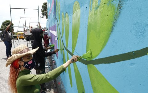 Subcontrato. Andrea Arellano y su colectivo recibieron $ 432 por pintar.