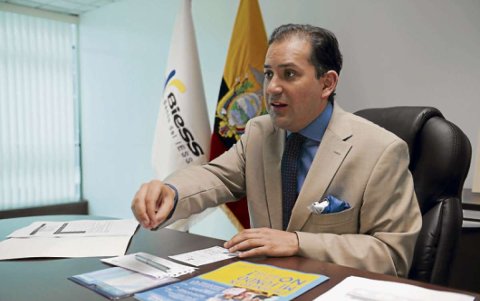 Se desempeñó en varios cargos relacionados con la Seguridad Social en el Gobierno de Rafael Correa.