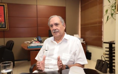 Fue ministro de Economía durante los gobierno de Rodrigo Borja y Gustavo Noboa.