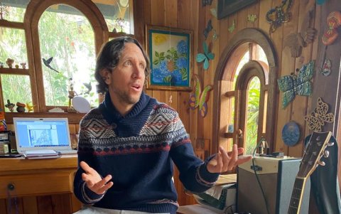 Juan Carlos Burbano, en su hogar, con la camiseta de la selección ecuatoriana.