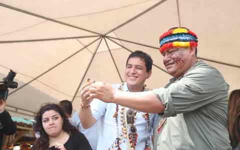 Vargas apoya a Andrés.