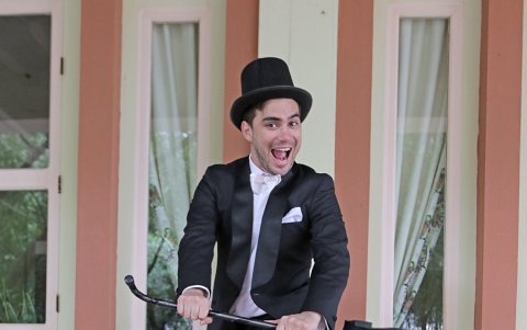 Carlos Scavone evoca a Fred Astaire en el clásico de Hollywood, Sombrero de copa.