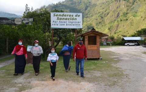 Costumbres. En algunas comunidades procuran  mantener sus tradiciones en todos sus aspectos