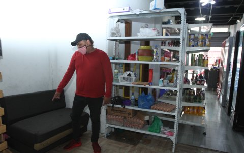 Héctor Salazar Herrera muestra el sillón donde tenía cargando su iPad, valorado en 1.800 dólares.