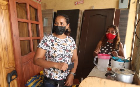 Alexandra Morales, dueña del teléfono sustraído, comentó que su teléfono estaba en la repisa.