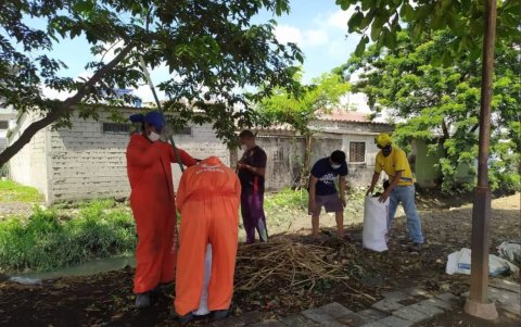 Minga. Doce familias participaron en la jornada, que se extendió por más de cuatro horas.