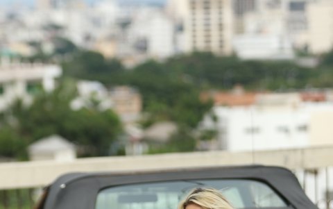 Chaqueta invertida con cadenas y short con bolsillos de detalles étnicos.