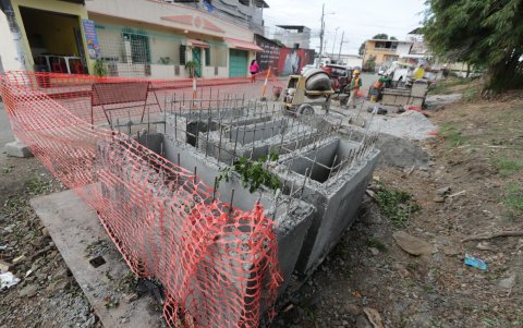 En Urbanor se instalan 230 metros de tubería para colectores y 65 metros de tubería para tirantes, y se construyen 4 cámaras de inspección y 7 sumideros dobles.