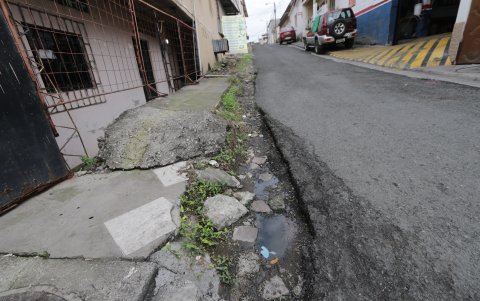 Aceras. En el estado que se observa en la gráfica, permanecen la mayoría de las veredas del vecindario. Los peatones tienen problemas para caminar: se topan con piedras y grietas a diario.