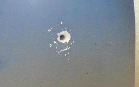 Se observa el orificio de una bala en la carrocería del bus asaltado.