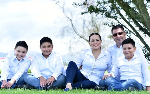 El apoyo de su esposo Jofree Cadena ha sido fundamental en la crianza de sus hijos.