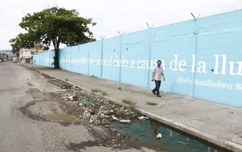 Al pie del mural pintado por el Cabildo en el suburbio, en las calles 44 y la Ch, tiene baches y alcantarillas en mal estado.