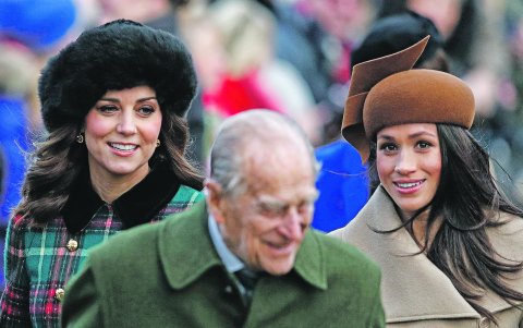 En estea foto de diciembre de 2017, se ve al duque junto a Catalina de Cambridge y Meghan Markle, entonces prometida del príncipe Harry.