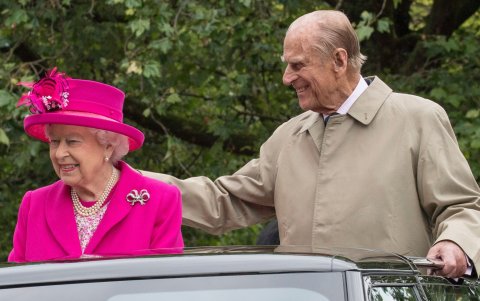 Junio de 2016. La reina Isabel y su esposo caminado fuera del palacio de Buckingham. Aunque de personalidades opuestas y a pesar de los múltiples comentarios, siempre se mantuvieron unidos.