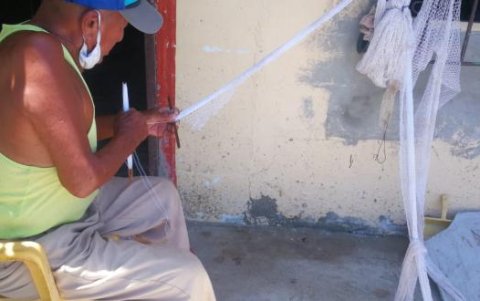 Francisco Yagual a sus 102 años de edad todavía teje la red de pescar.