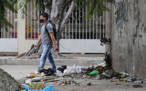 La basura es otro problema en la ciudadela Amazonas. Algunos vecinos no respetan los horarios de recolección.