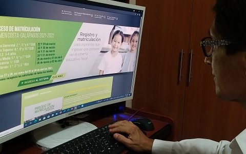 La inscripción escolar se desarrolló en línea. Los padres de familias pasaron varias horas frente al computador para lograr el objetivo.