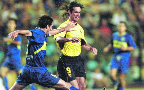 Nicolas Burdisso (I) de Boca Juniors intenta quitarle el balon a Ariel Graziani, quien marcó el mejor gol de la edición 2003.