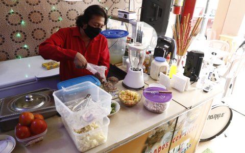 Iniciativa. Carvaca instaló un negocio de venta de helados con licor, pero ahora los incorpora en los postres de los almuerzos que elabora en su restobar.