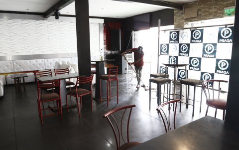 Trabajo. En la discoteca Praga ahora se venden almuerzos.