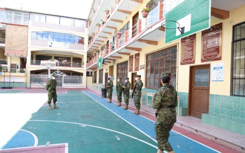 Militares en uno de los recintos electorales ayudan al orden.