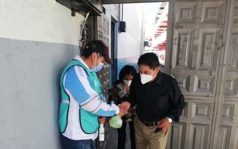 No faltaron las medidas de bioseguridad al ingreso a los recintos.