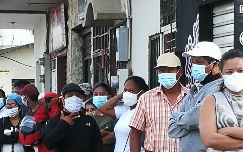 La gente no guarda distancia pese a que puede contagiarse.