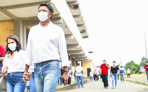En los recintos, los votantes además de zapatos llevaron gorras y camisetas también de ese tono.