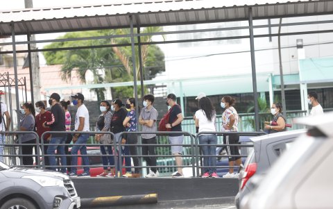 Una larga fila en la estación de metrovía, en la avenida 25 de Julio, a la altura del Registro Civil, donde no hay el debido  distanciamiento físico.