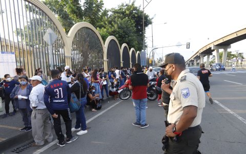 La larga fila, sin distanciamiento físico, en el exterior de la universidad Agraria, a las 07:30.