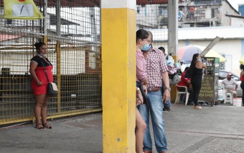 Suburbio. En la calle 17 y Brasil las trabajadoras sexuales son tantas que dos de ellas comparten un mismo poste, como se ve en la foto.