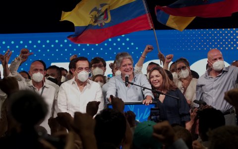 Guillermo Lasso celebró los resultados de las elecciones presidenciales en el Centro de Convenciones de Guayaquil, acompañado por su esposa María de Lourdes Alcívar y Jaime Nebot