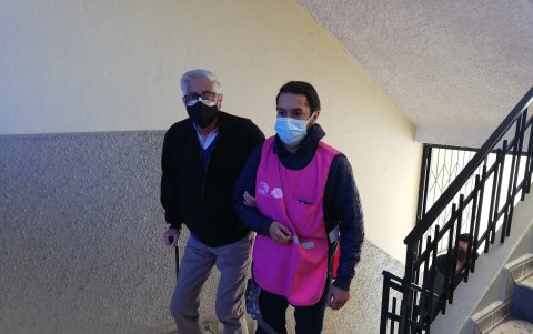 Cuenca. Algunos adultos mayores acudieron solos a votar y personal del CNE los guio hasta el sitio donde lo harían.