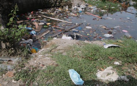 Descuido. Al pie del afluente se ve un tapabocas usado para protegerse del coronavirus.