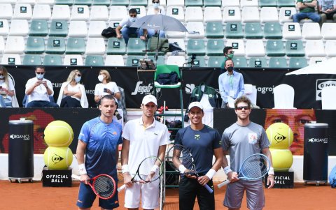 Campeonato. Gonzalo Escobar y Ariel Behar (d) previo a la final del domingo pasado en Marbella que ganaron por contundentes 6-2, 6-4 ante el bosnio Tomislav Brkic y el serbio Nikola Cacic.