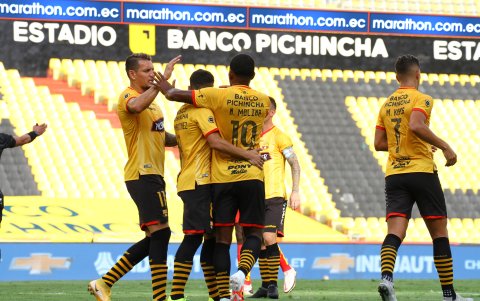 Los jugadores de Barcelona celebran el gol de Nixon Molina en el Monumental.