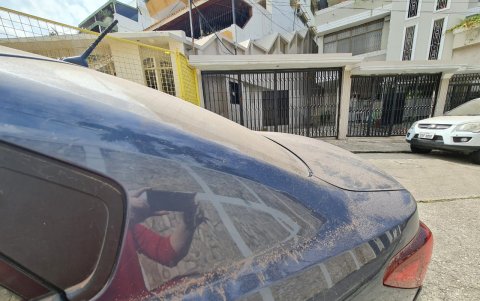 La ceniza se extiende por la carrocería de los autos de Guayaquil.