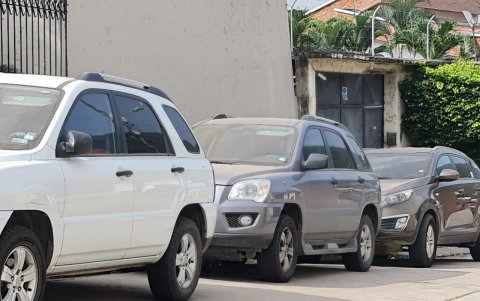 Autos de Guayaquil, llenos de ceniza.