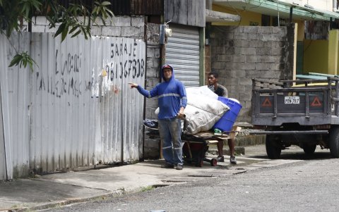 Un reciclador se acerca al local, que permanece con la puerta cerrada.