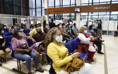 Espera. Después de hacer la fila en el exterior empieza el trámite y allí se esperan otros 45 minutos hasta recibir el documento.