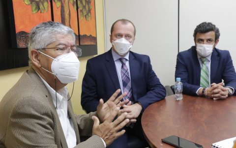Encuentro. Representantes de la entidad dan detalles sobre el nexo de la Clínica con Ecuador.