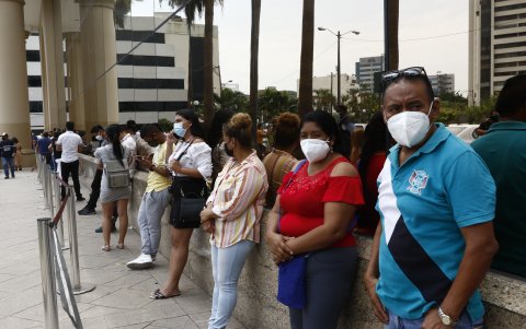 Hubo usuarios que llegaron a las 6:00 de ayer y hasta el mediodía, debido a la cantidad de atenciones, no eran todavía atendidos.