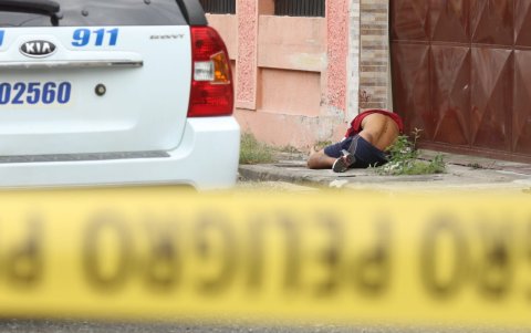 El fallecido vestía pantaloneta negra, buzo rojo y zapatos deportivos.CORTESÍA