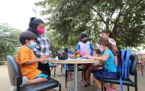 Los niños debieron realizar sus tareas hasta debajo de árboles.