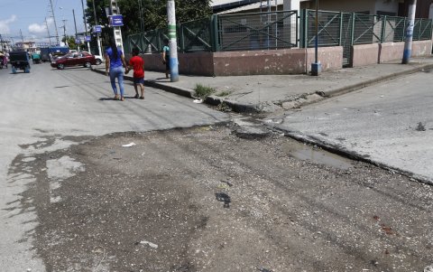 Entorno. Los baches también se encuentran en las zonas aledañas del mercado municipal y cementerio.