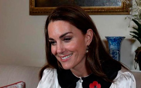 Kate Middleton lució el cuello bebé con una blusa bicolor y un detalle floral.