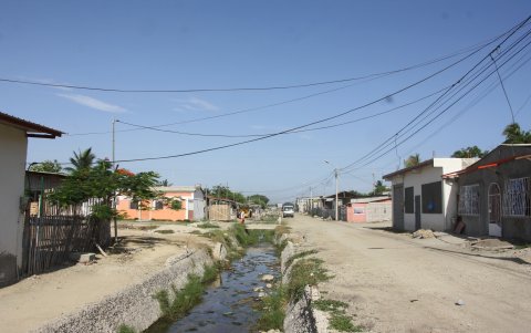 En el barrio La Propicia, los habitantes deben lidiar además con el polvo, la maleza y la inseguridad.