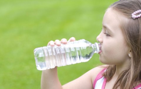 Los niños deben consumir mínimo 4 vasos al día del líquido vital.